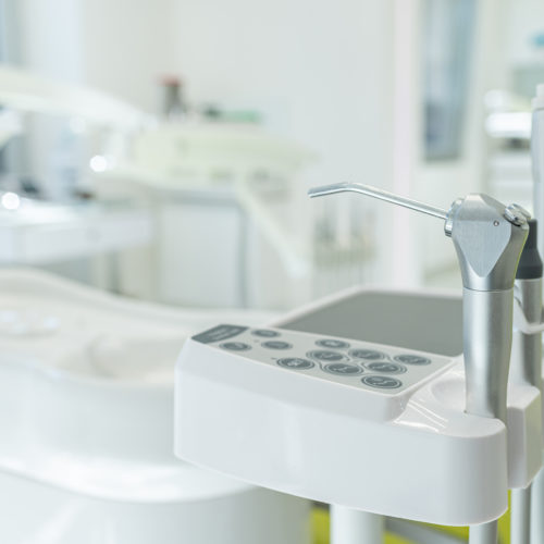 Detail of a dental tools attached to a dental chair in a dental REVISIONES Y LIMPIEZAS PARA NIÑOS Y ADULTOS